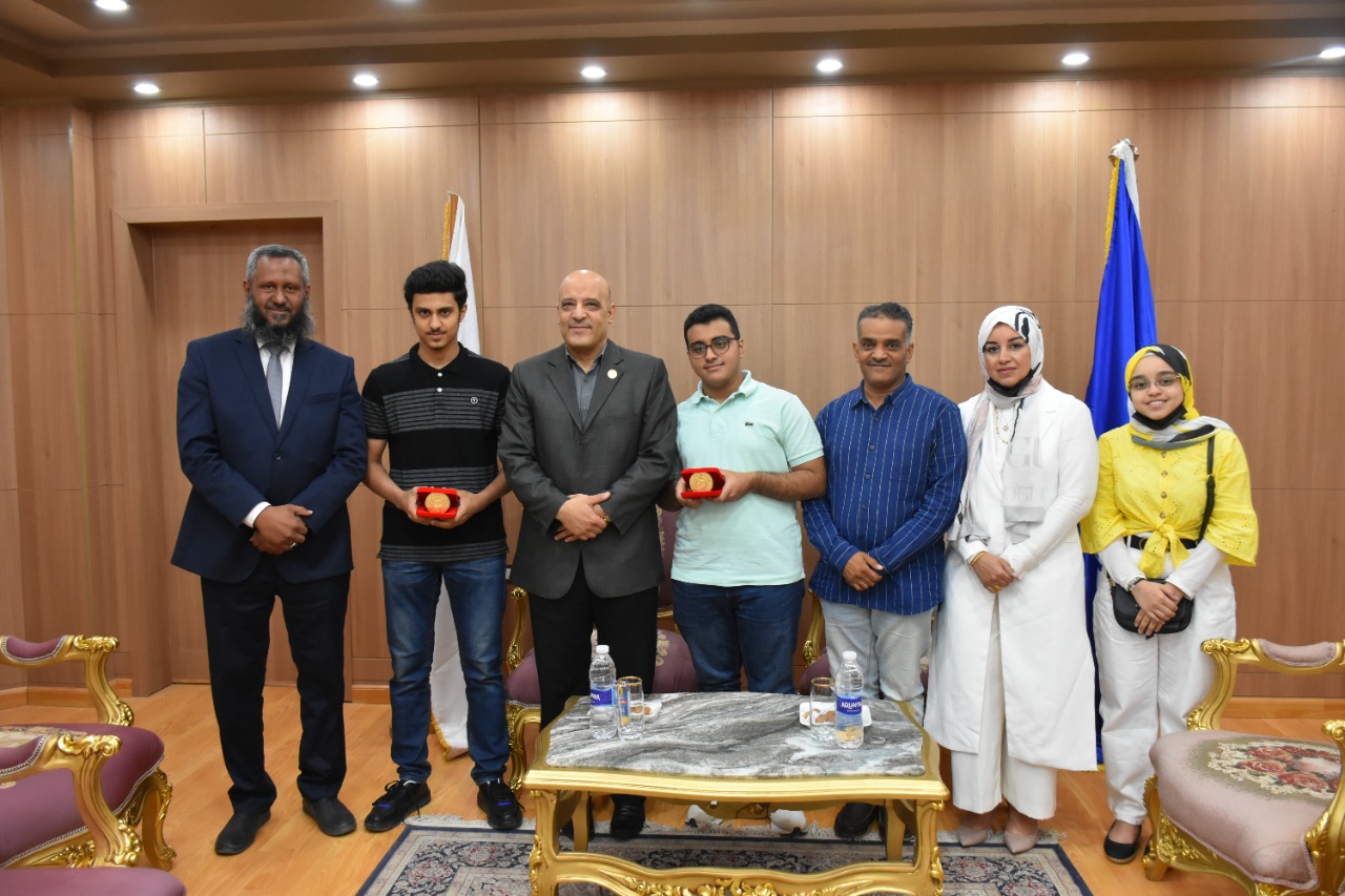 رئيس جامعة أسوان يكرم أوائل الثانوية العامة بأسوان
